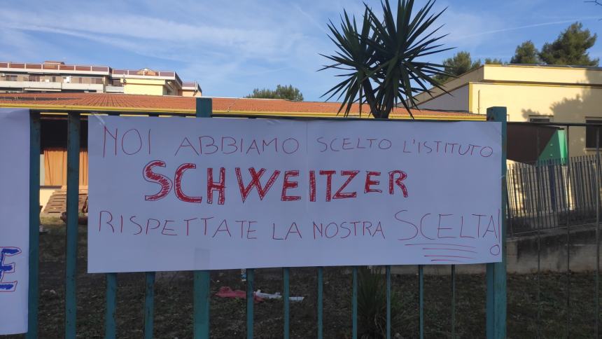 La protesta all'istituto comprensivo Schwzeitzer