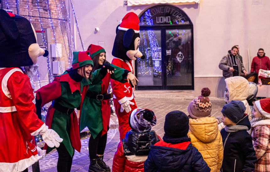 In tanti a Scerni per il villaggio di babbo Natale