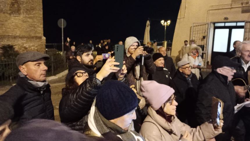 Vasto ha omaggiato "Lu Sand'Andunie" con due cori nel centro storico 