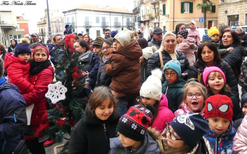 In tanti a Casalbordino per ammirare  la discesa della Befana dalla Torre Civica 