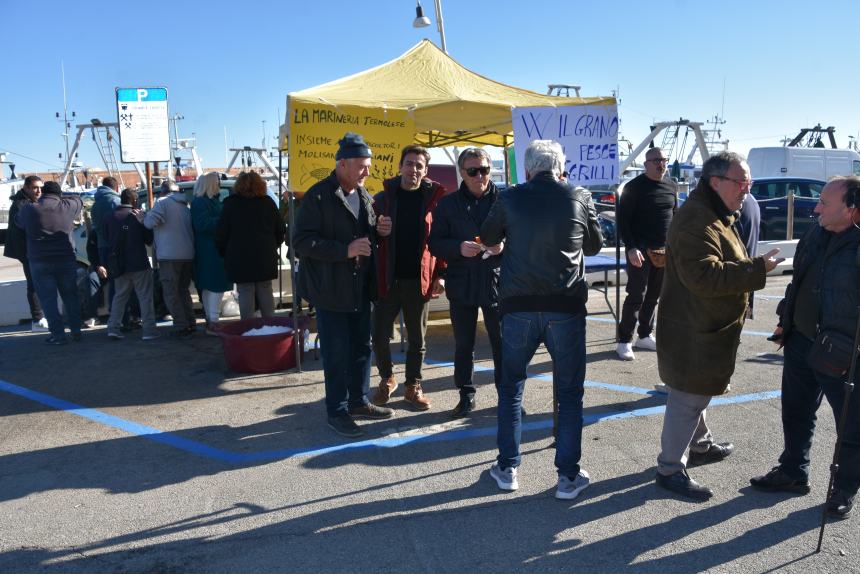 Clacson e sirene, pescatori e agricoltori al porto contro l'Europa matrigna