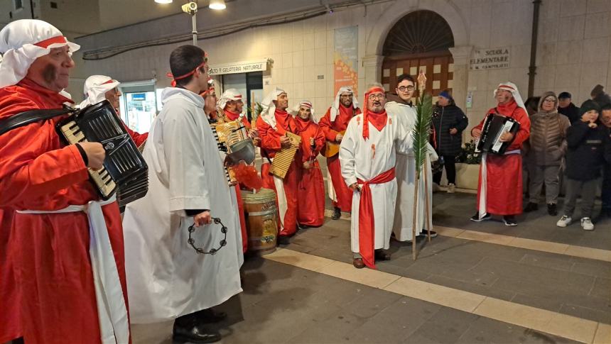 Impazza la tradizione del San Sebastiano, il canto coinvolge adulti e ragazzi