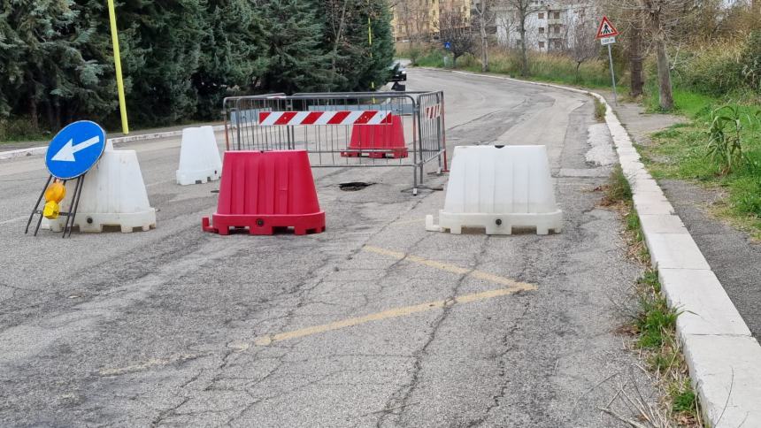 Si apre una buca in via Torino