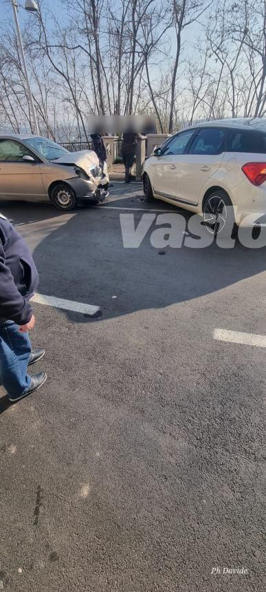 Scontro tra due auto a Casalbordino in via Porta Nuova