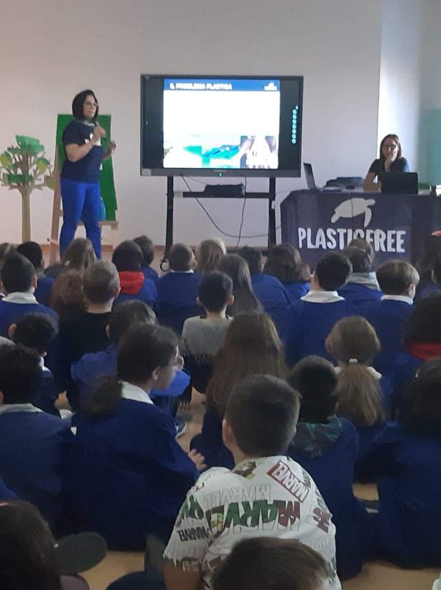 No all'inquinamento: gli alunni della Nuova Direzione Didattica a scuola di "Plastic free" 