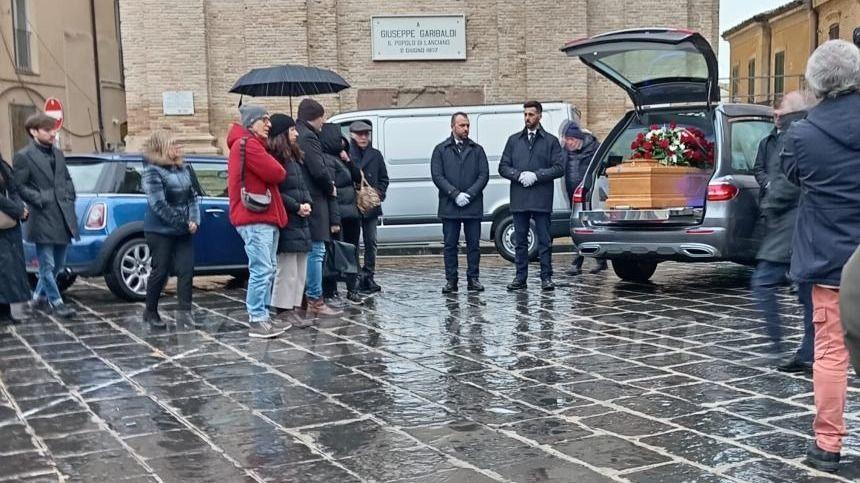 La pioggia battente accompagna Roberto Caporale per il suo ultimo viaggio