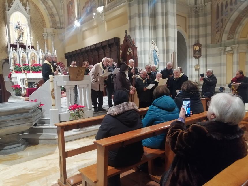 Vasto ha omaggiato "Lu Sand'Andunie" con due cori nel centro storico 