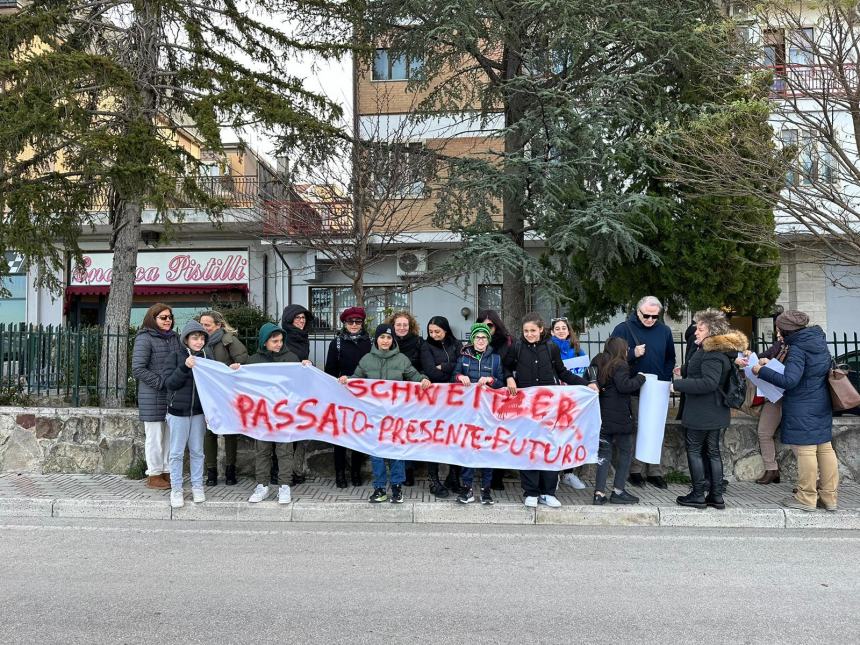 La protesta del comprensivo Schweitzer al Consiglio regionale