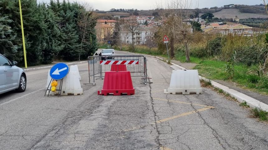 Si apre una buca in via Torino