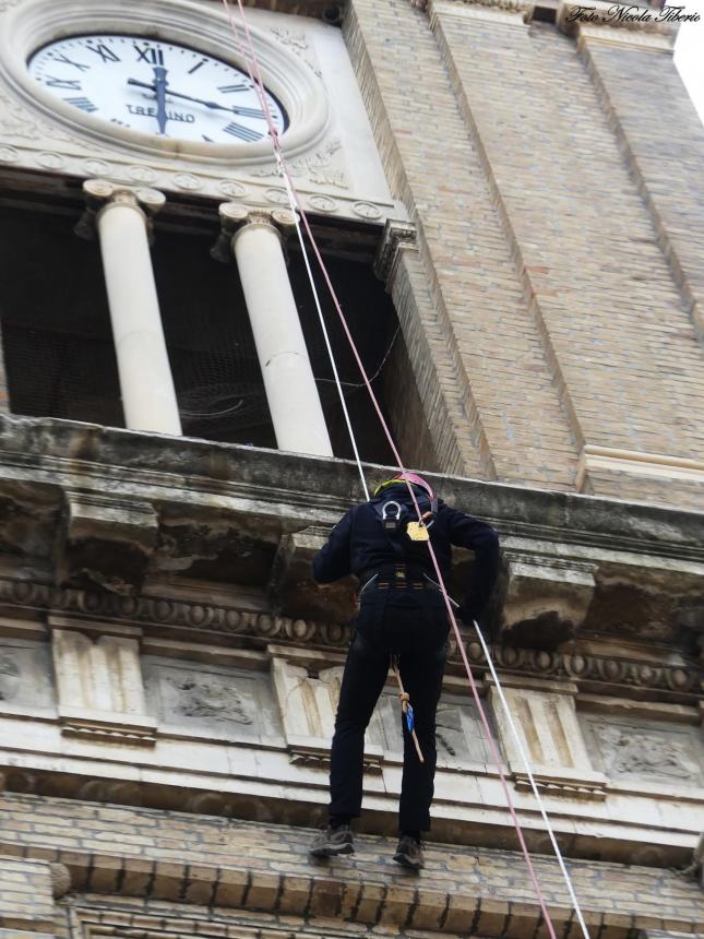 In tanti a Casalbordino per ammirare  la discesa della Befana dalla Torre Civica 