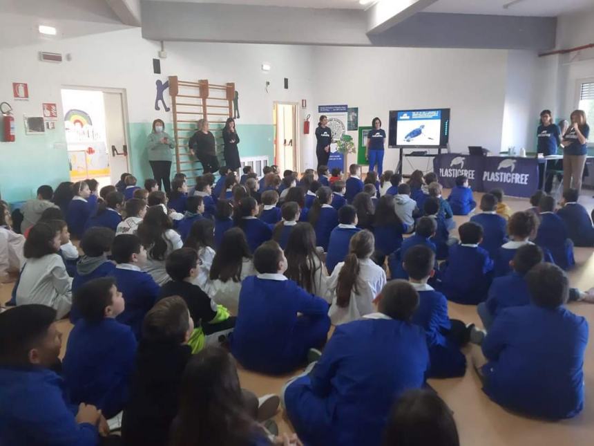 No all'inquinamento: gli alunni della Nuova Direzione Didattica a scuola di "Plastic free" 