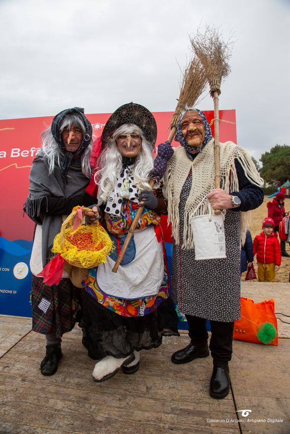 La Befana a Vasto arriva su una moto d'acqua, in tanti alla Marina