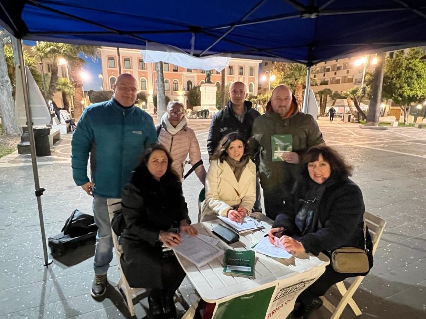 Associazione Schierarsi in piazza Monumento