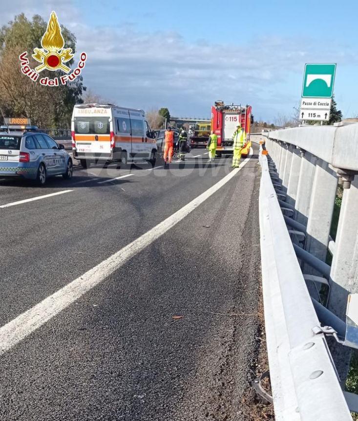 Auto finisce contro il guardrail sull'A14: 2 feriti, anziana elitrasportata a Chieti