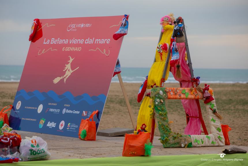 La Befana a Vasto arriva su una moto d'acqua, in tanti alla Marina