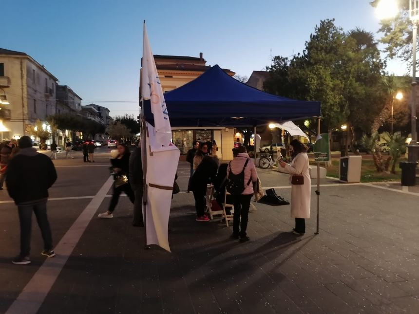 Associazione Schierarsi in piazza Monumento