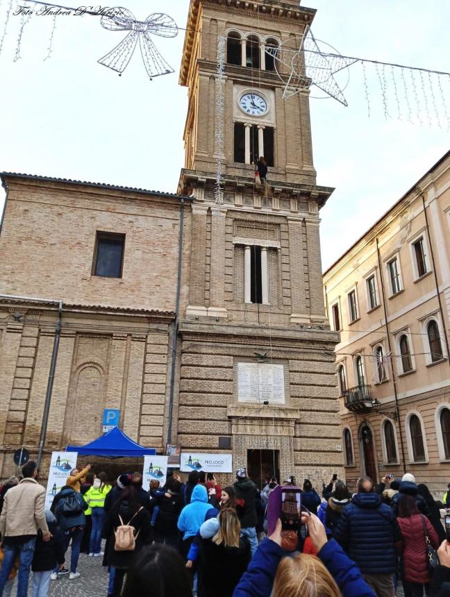 In tanti a Casalbordino per ammirare  la discesa della Befana dalla Torre Civica 