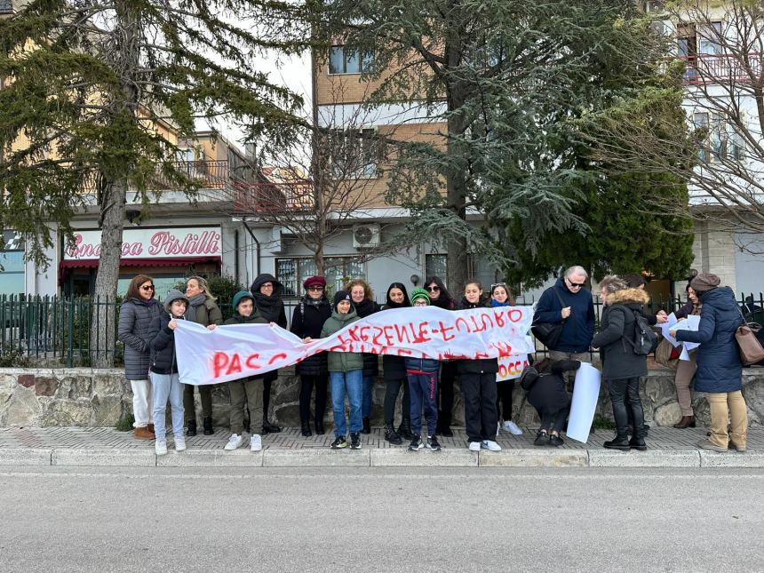 La protesta del comprensivo Schweitzer al Consiglio regionale