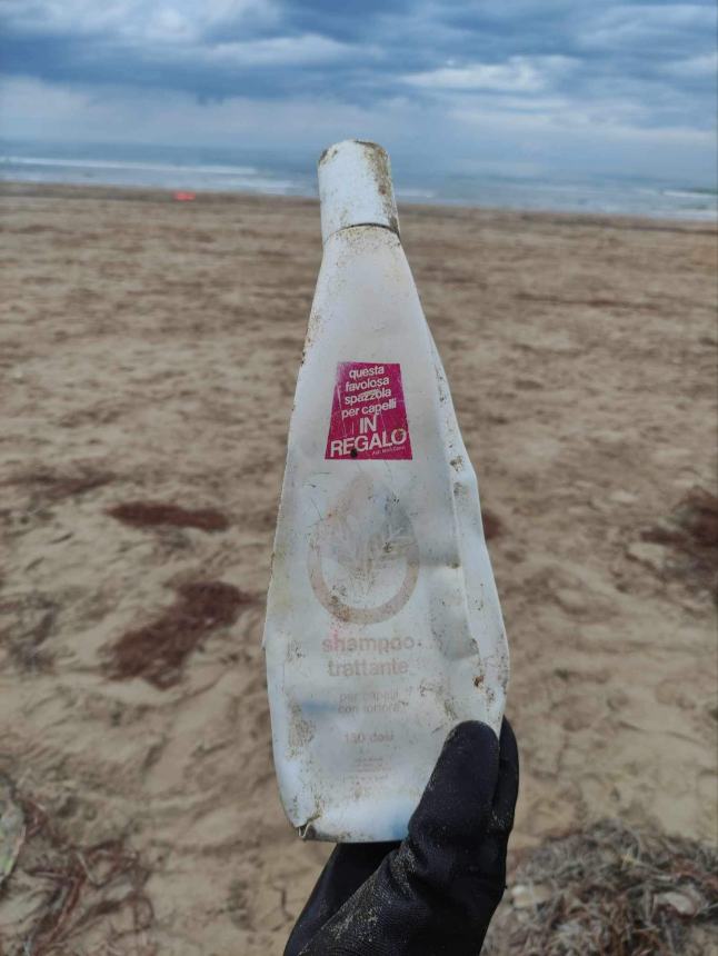 Raccoglie rifiuti sulle spiagge di Vasto e San Salvo: “Lasciamo il mondo migliore”