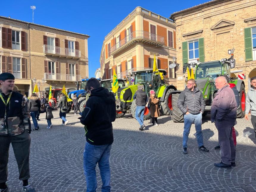 Oltre 60 trattori e centinaia di agricoltori alla giornata del ringraziamento Coldiretti