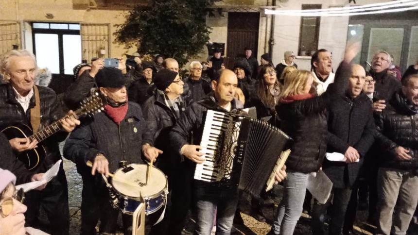 Vasto ha omaggiato "Lu Sand'Andunie" con due cori nel centro storico 