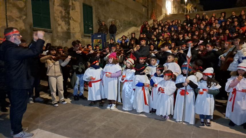 Impazza la tradizione del San Sebastiano, il canto coinvolge adulti e ragazzi