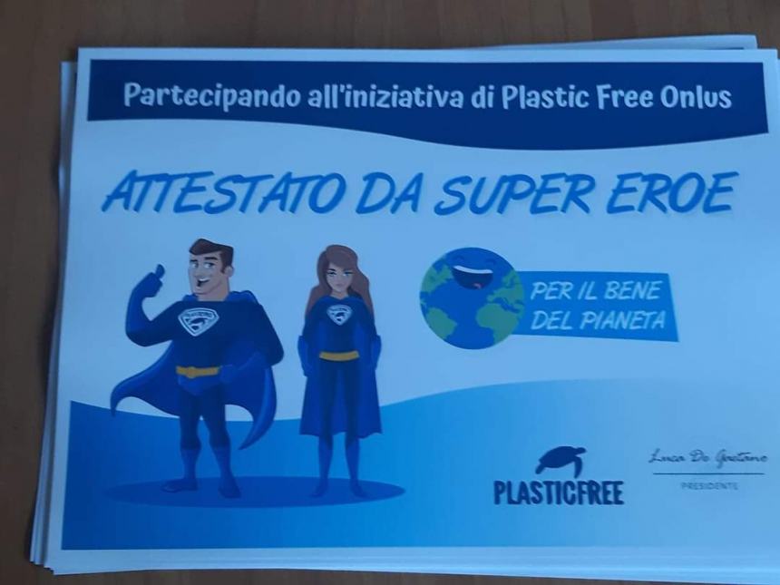 No all'inquinamento: gli alunni della Nuova Direzione Didattica a scuola di "Plastic free" 