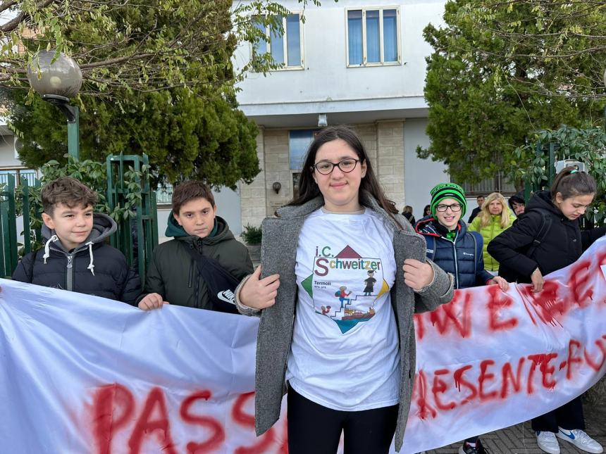 La protesta del comprensivo Schweitzer al Consiglio regionale