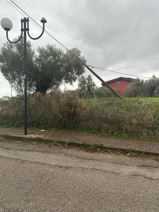 “Pali del telefono pericolanti in via San Rocco, uno è poggiato sul mio cancello”