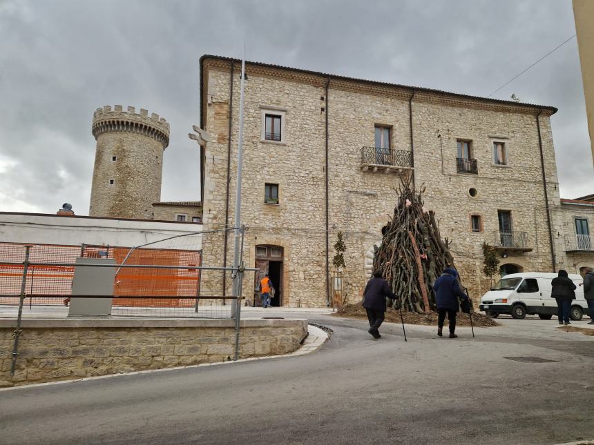 Bagno di folla intorno agli altissimi falò nel “Borgo degli Angioini”