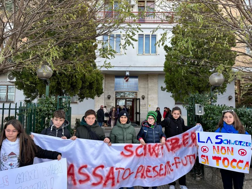 La protesta del comprensivo Schweitzer al Consiglio regionale