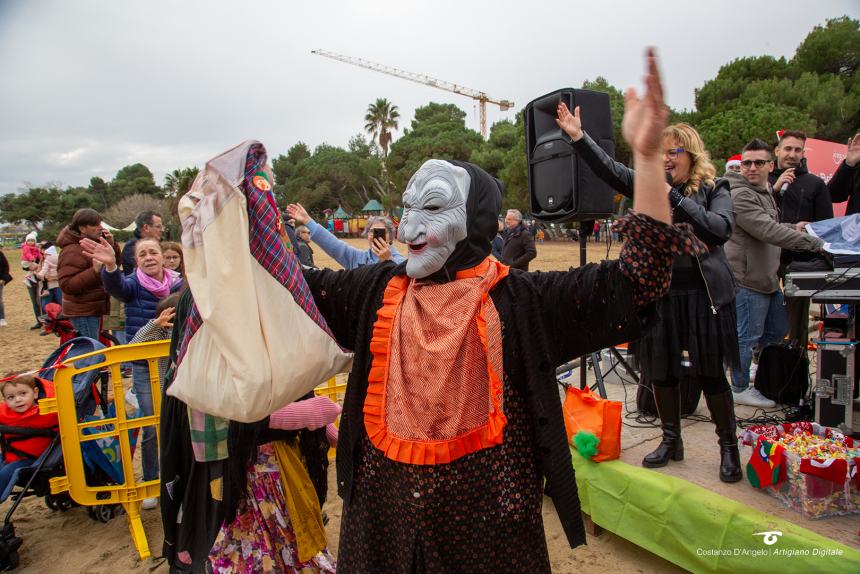 La Befana a Vasto arriva su una moto d'acqua, in tanti alla Marina