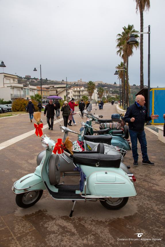 La Befana a Vasto arriva su una moto d'acqua, in tanti alla Marina