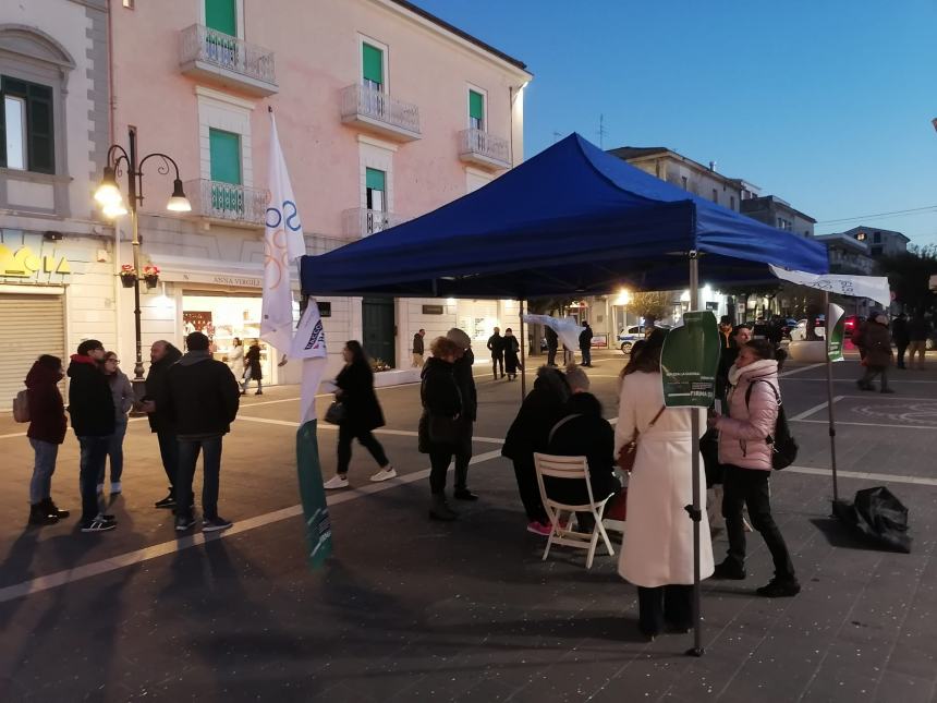 Associazione Schierarsi in piazza Monumento