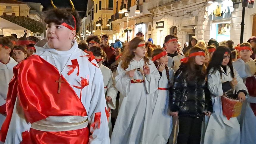 Impazza la tradizione del San Sebastiano, il canto coinvolge adulti e ragazzi