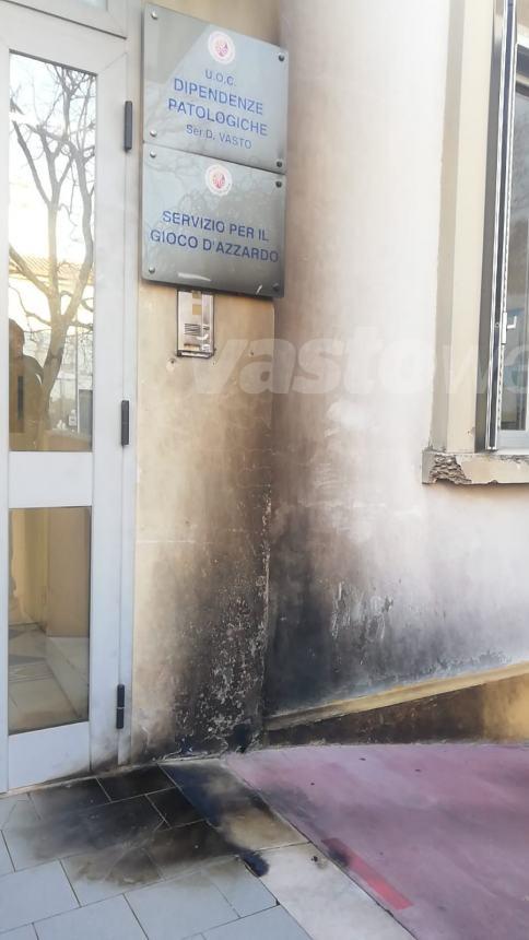 In fiamme l’ingresso del SerD di Vasto, indagano i Carabinieri