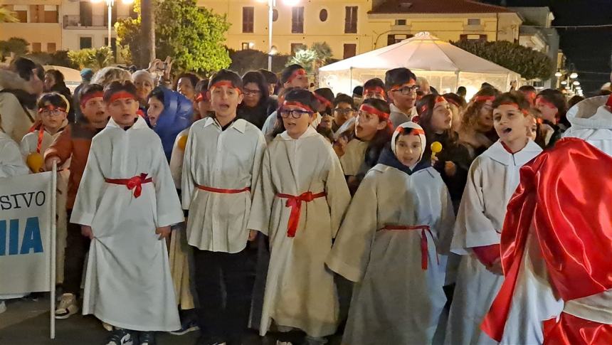 Impazza la tradizione del San Sebastiano, il canto coinvolge adulti e ragazzi