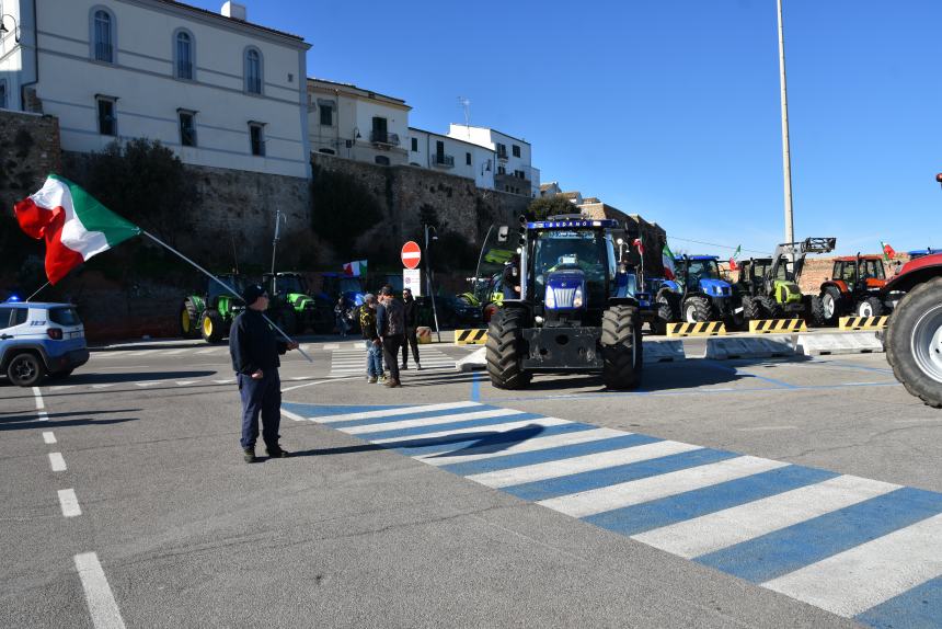 Clacson e sirene, pescatori e agricoltori al porto contro l'Europa matrigna