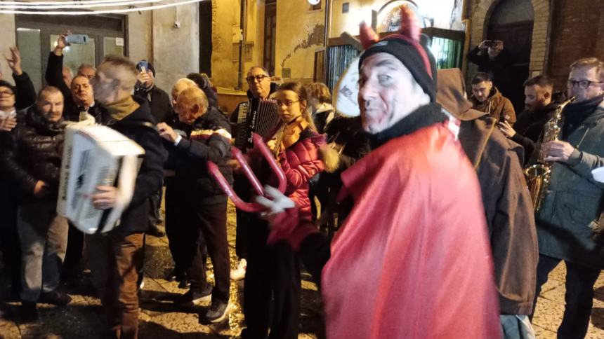 Vasto ha omaggiato "Lu Sand'Andunie" con due cori nel centro storico 