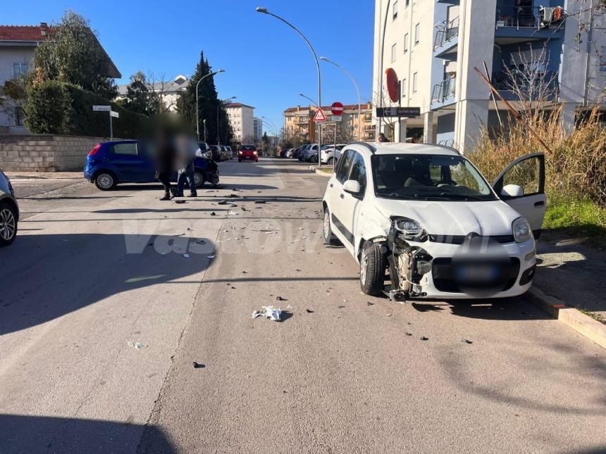 Scontro tra due auto a Vasto all’incrocio con via De Gasperi