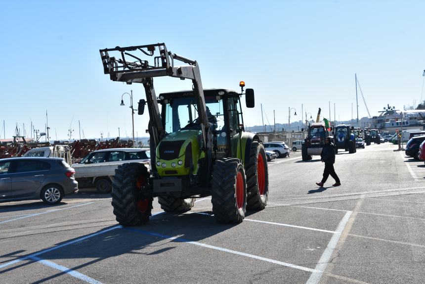 Clacson e sirene, pescatori e agricoltori al porto contro l'Europa matrigna