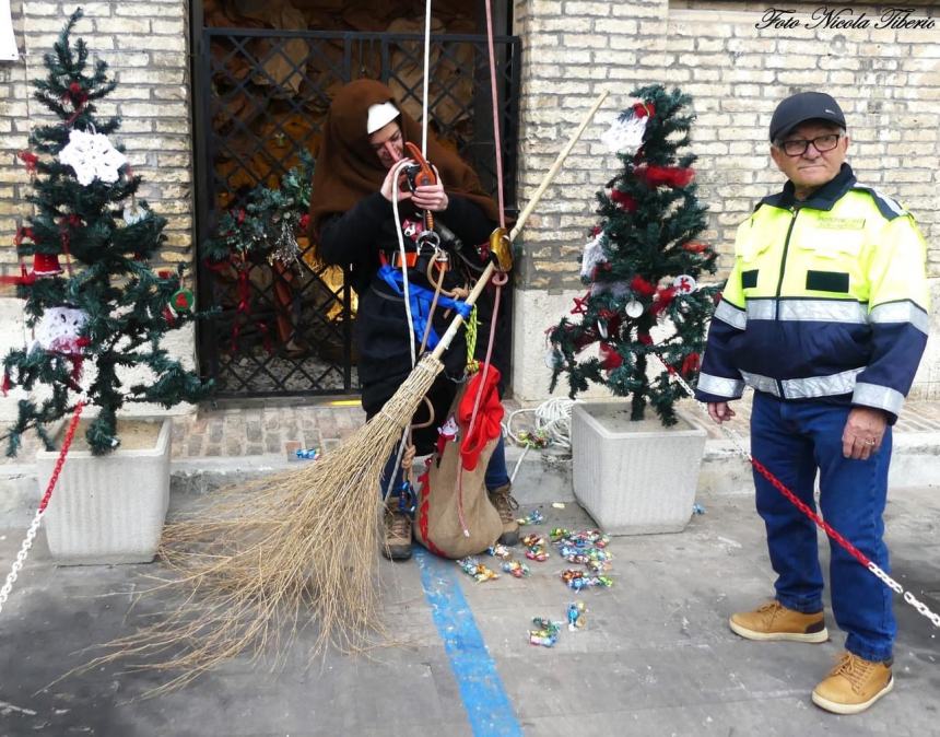 In tanti a Casalbordino per ammirare  la discesa della Befana dalla Torre Civica 