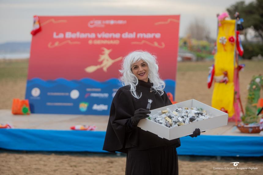 La Befana a Vasto arriva su una moto d'acqua, in tanti alla Marina