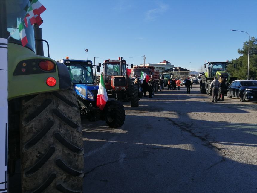 Agricoltori protestano a Vasto: "Non si può più coltivare, i costi ci stanno massacrando"