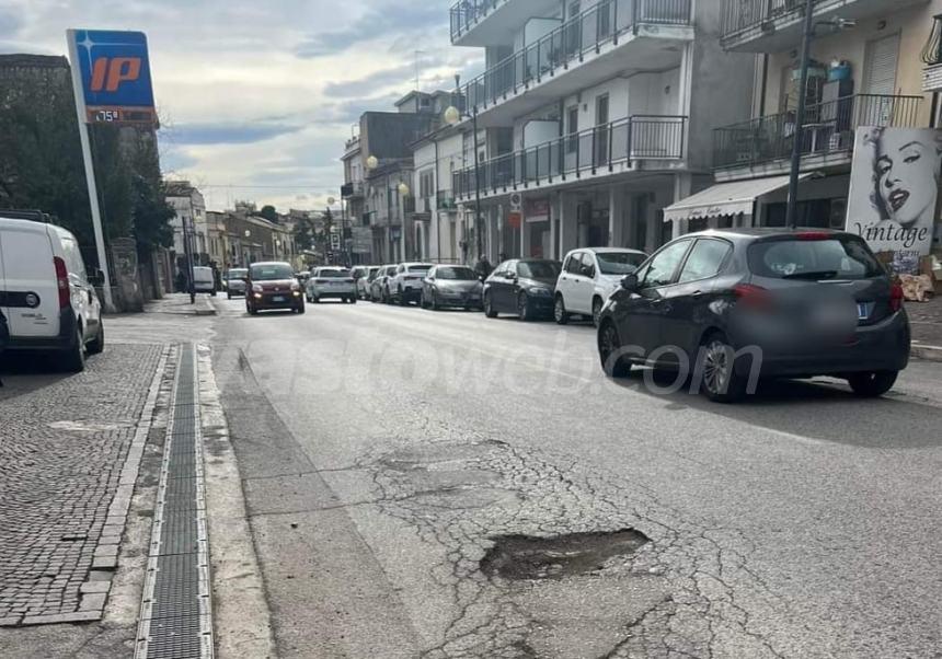 “Profonda buca in corso Mazzini, un pericolo per auto e motorini”