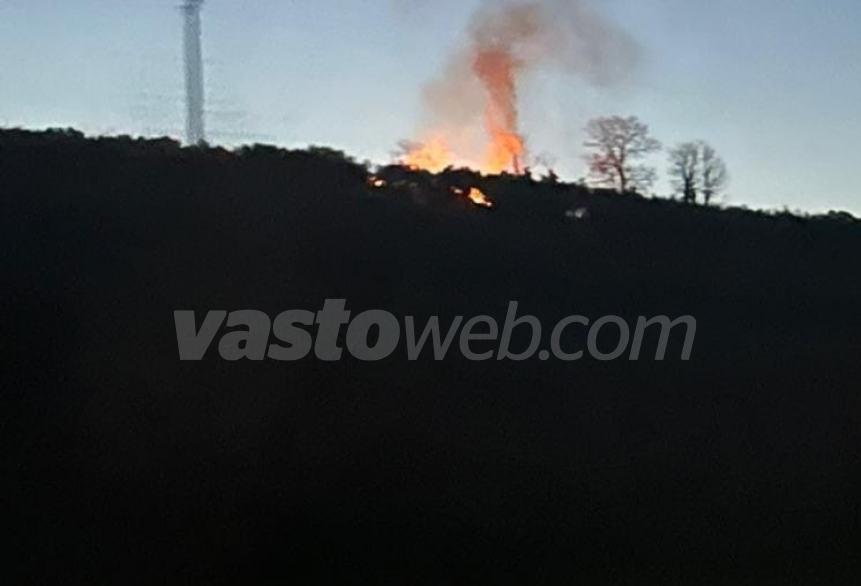 Rogo di potature di vite a Pollutri, intervengono i Vigili del fuoco