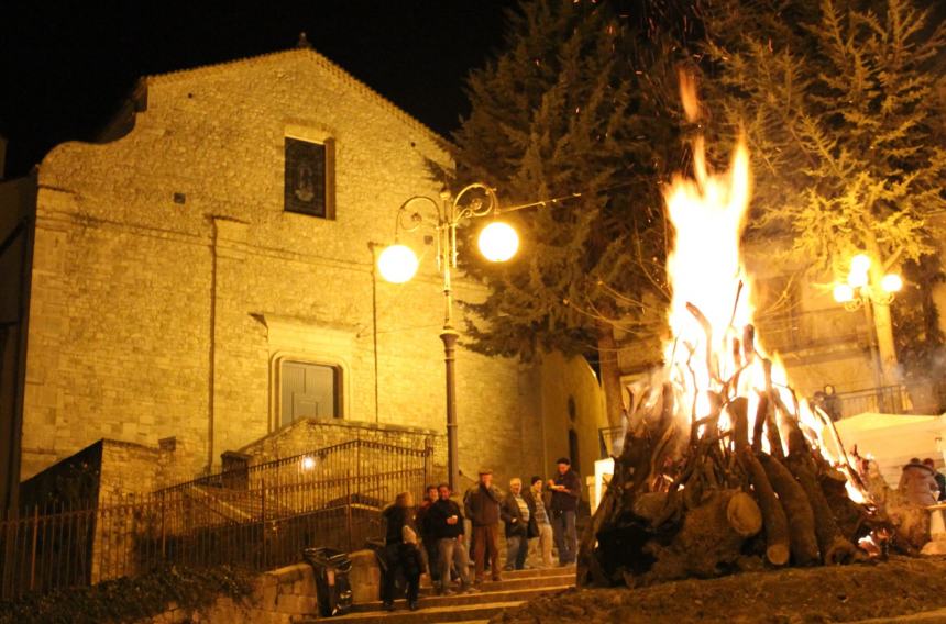 A Colletorto i fuochi in onore di Sant'Antonio Abate