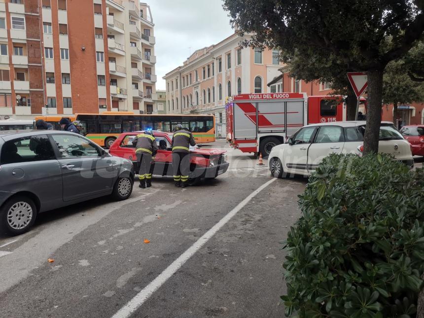 Panda esce fuori strada in centro, tre veicoli coinvolti