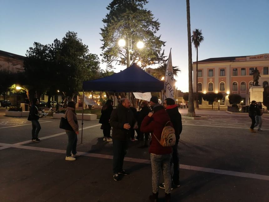 Associazione Schierarsi in piazza Monumento