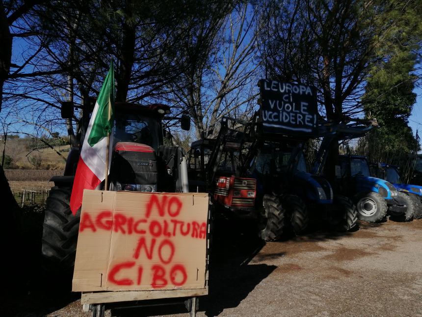 Agricoltori protestano a Vasto: "Non si può più coltivare, i costi ci stanno massacrando"